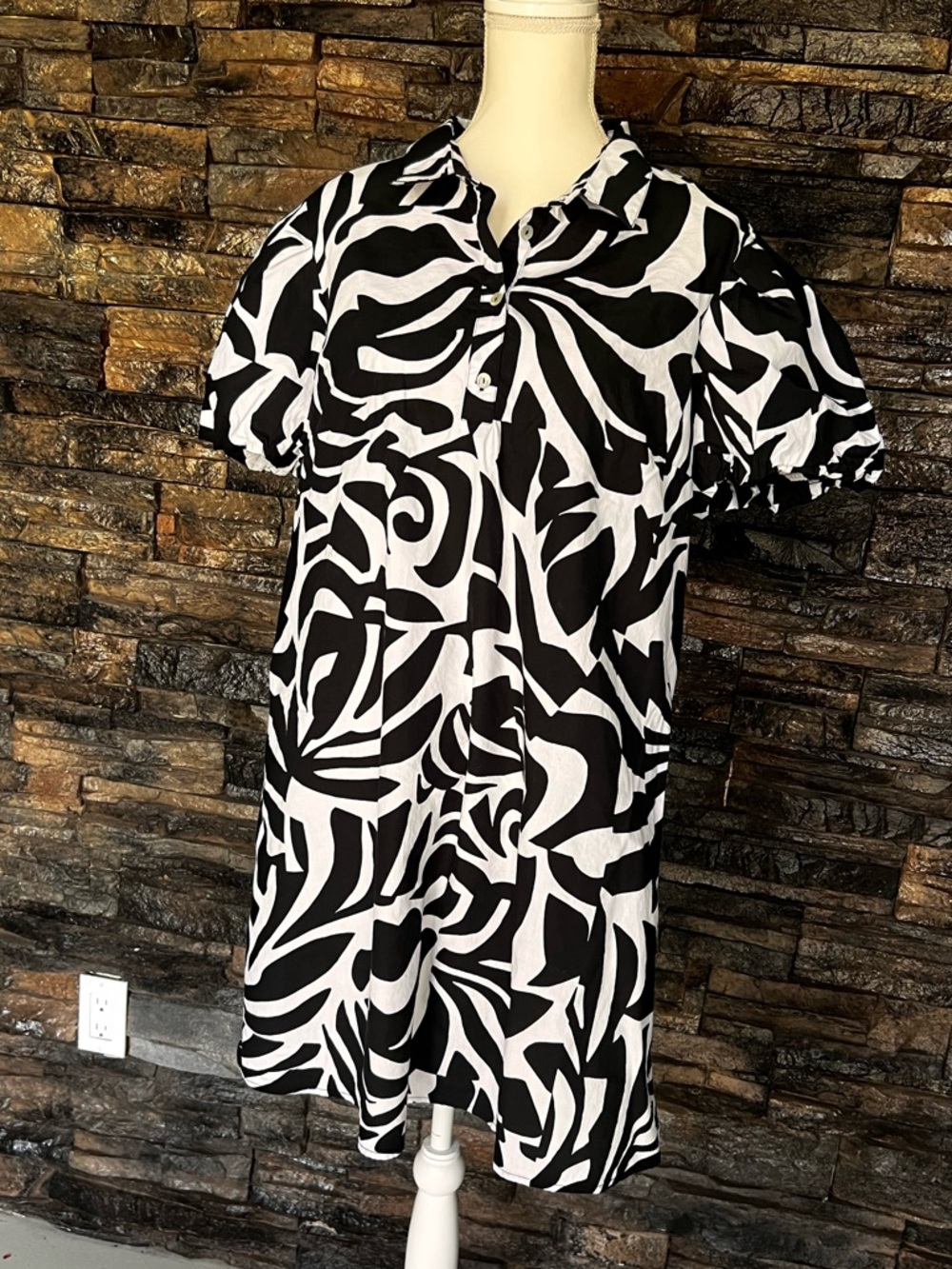 MSK Black & White Abstract Buttoned dress - Picture 4 of 13